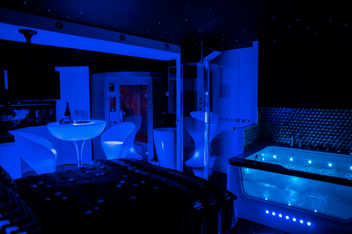 Espace détente avec sauna et spa dans la Suite Glamour et spa, votre appartement tous confort en Location privée APPART SPA 21 de Dijon votre appartement privé de luxe avec spa et sauna