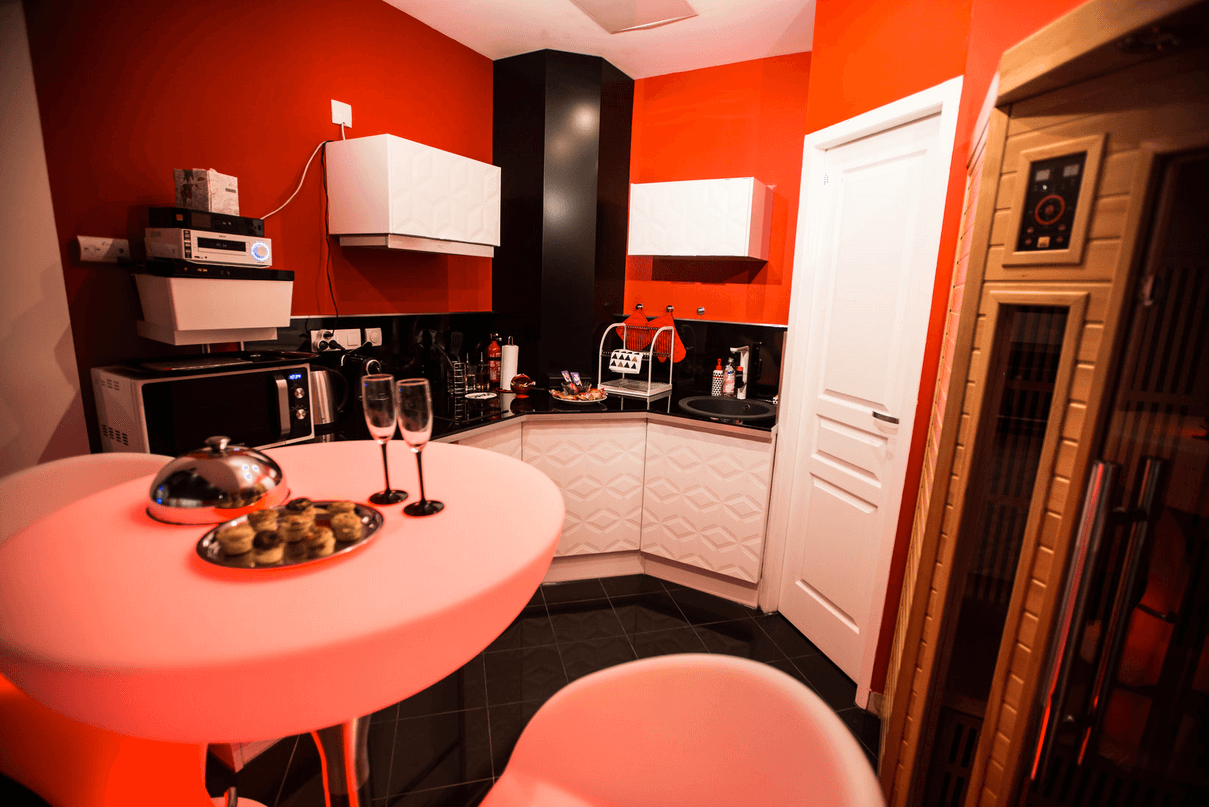 Espace détente avec sauna et spa dans la Suite Glamour et spa votre appartement tous confort en Location privée APPART SPA 21 de Dijon votre appartement privé tout confort