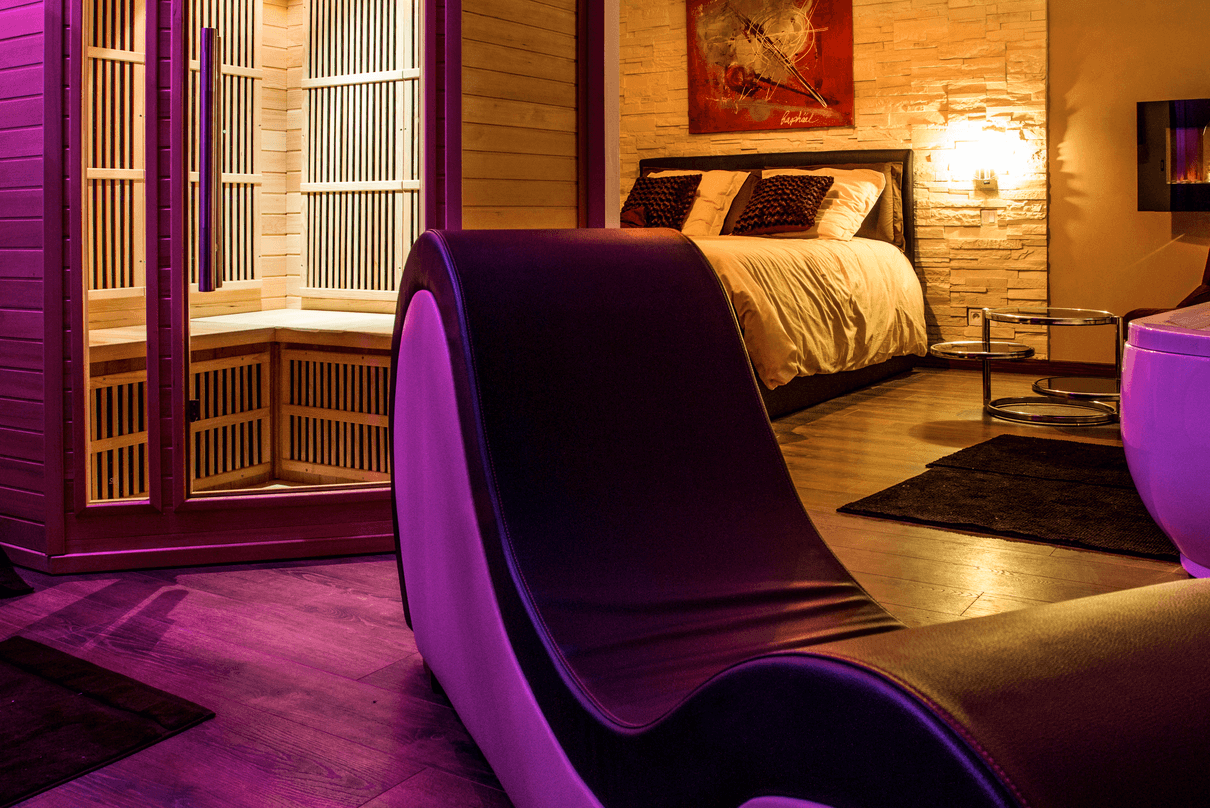Espace détente avec canapé tantra exclusif et spa dans la Suite Romantique et spa votre appartement tous confort en Location privée APPART SPA 21 de Dijon votre appartement privé de luxe avec spa et sauna