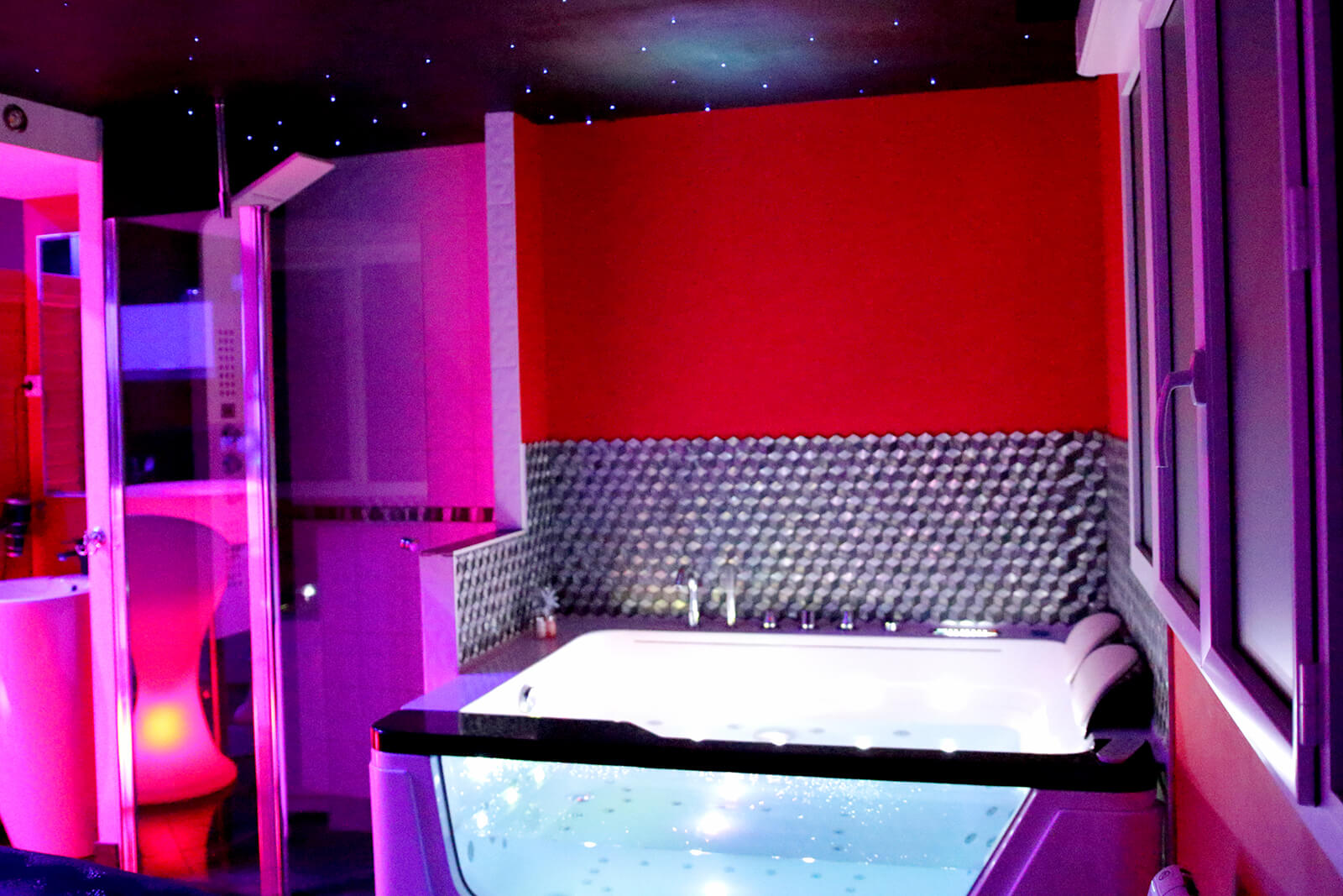 Espace détente avec sauna et spa dans la Suite Glamour et spa, votre appartement tous confort en Location privée APPART SPA 21 de Dijon votre appartement privé de luxe avec spa et sauna