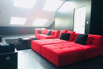 salle de cinéma privé avec grand canapé dans votre appartement tous confort Location privée APPART SPA 21 de Dijon votre appartement privé de luxe avec salle de cinéma, spa et sauna