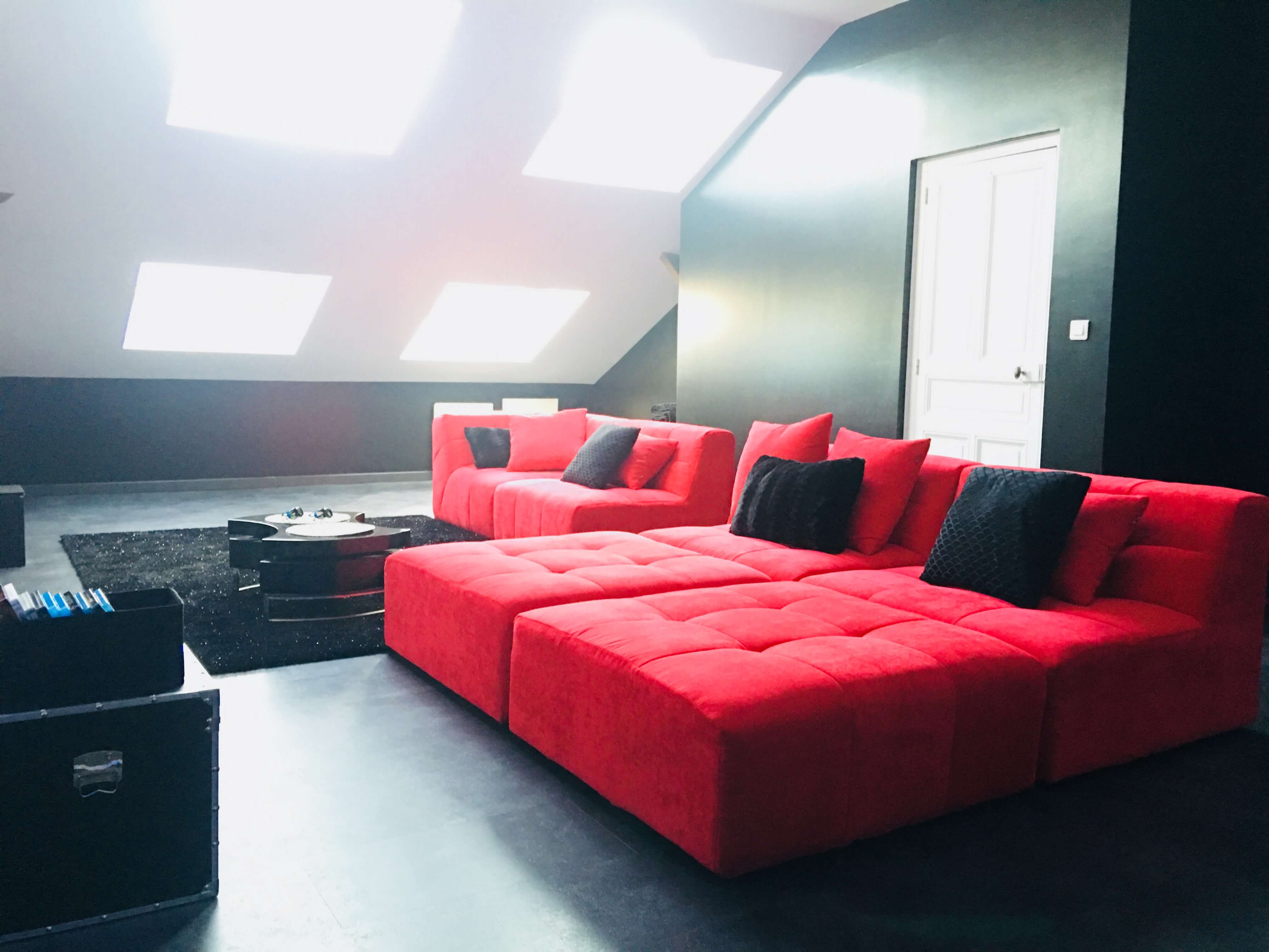 salle de cinéma privé avec grand canapé dans votre appartement tous confort Location privée APPART SPA 21 de Dijon votre appartement privé de luxe avec salle de cinéma, spa et sauna