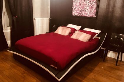 Grand lit king-size dans votre appartement tous confort Location privée APPART SPA 21 de Dijon votre appartement privé de luxe avec salle de cinéma, spa et sauna